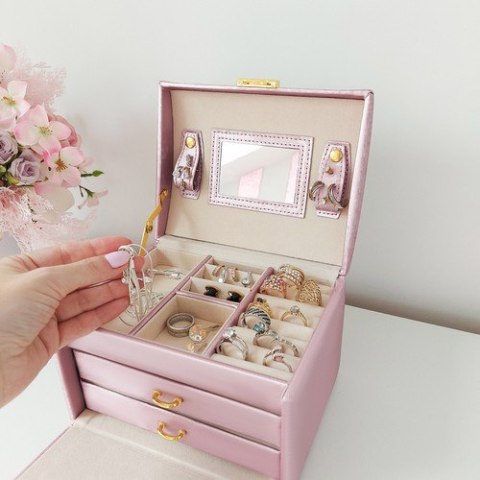 Beautylushh Szkatułka/ kuferek na biżuterię - różowy Beautylushh Szkatułka/ kuferek na biżuterię - różowy