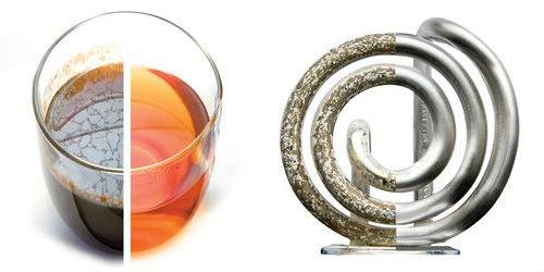 Obraz podzielony na pół: po lewej szklanka z brudną, mętną wodą, po prawej z tą samą szklanką z krystalicznie czystą wodą; obok spiralna grzałka – z lewej pokryta grubą warstwą kamienia kotłowego, z prawej w pełni oczyszczona i błyszcząca po filtracji CS Quadro Carbon